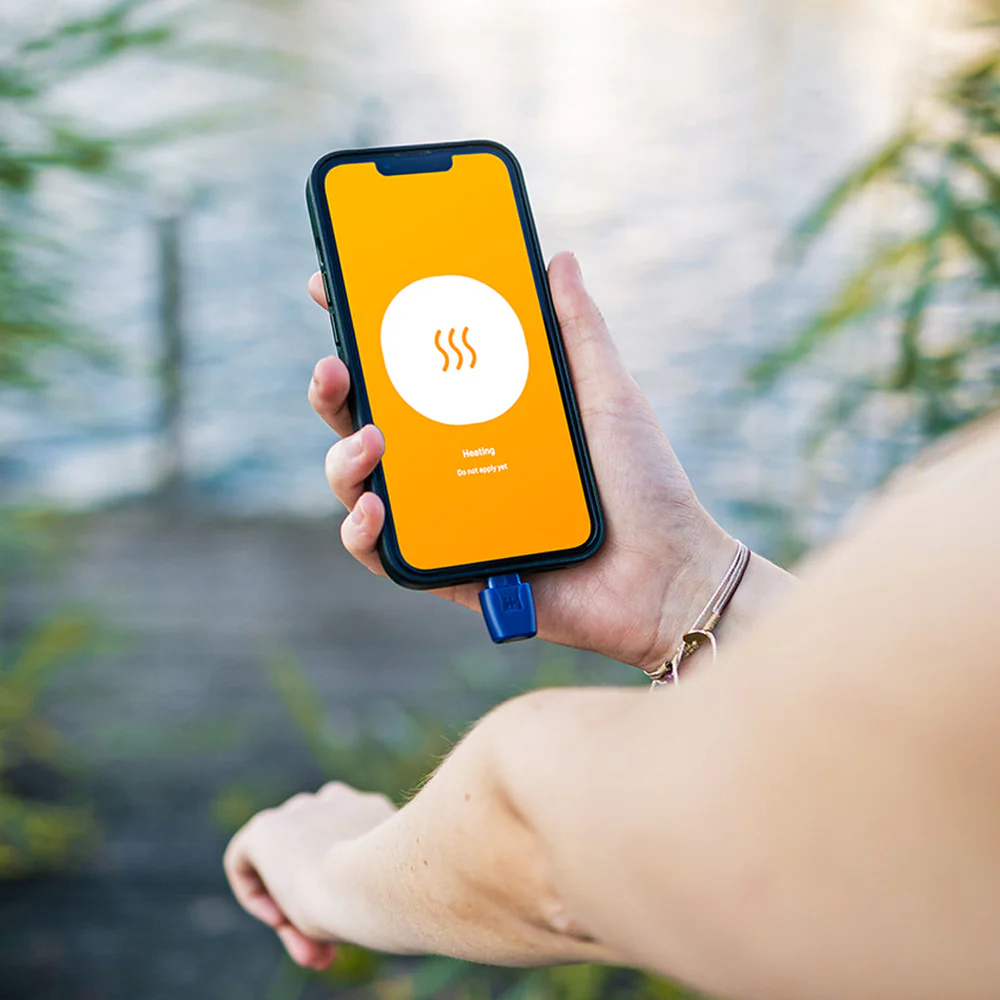 Heat it Classic 벌레 물린 곳에 대고 사용하는 모습