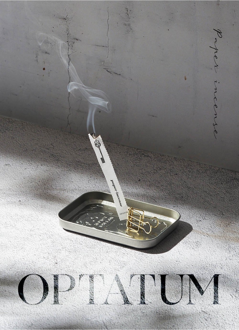 옵타툼 인센스 금속 트레이 위에서 타오르는 모습